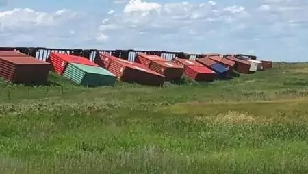 Nem nagy öröm, amikor konténerek borulnak a földedre