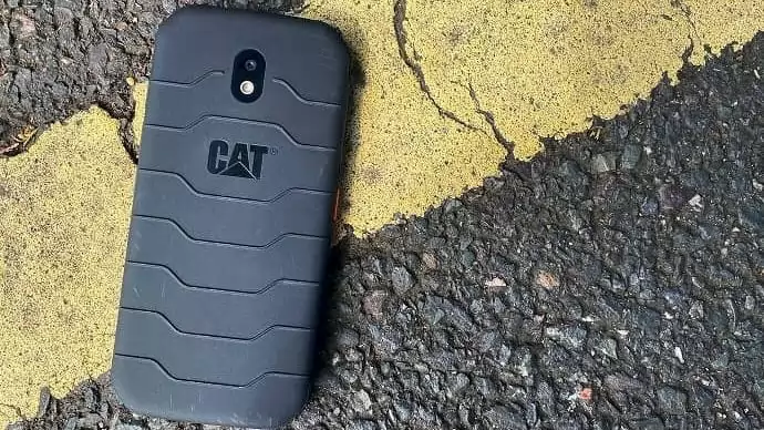 Tűzben, vízben, porban is bírja a CAT új telefonja