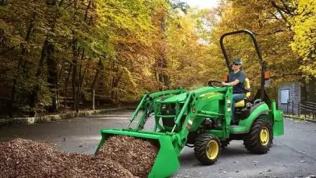 Profibbak lettek a John Deere kistraktorai