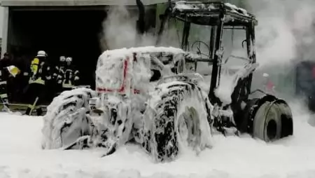 Nem megfürdött, hanem kiégett a traktor