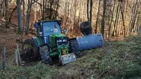 Ment a traktor lefelé, pótkocsistól