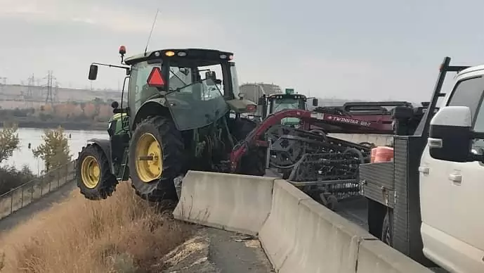 A traktor dőlt a dominó végén