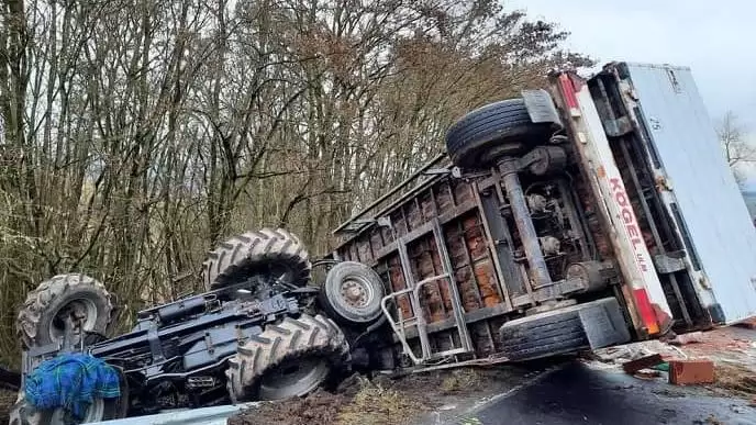 Árokban landolt a traktor 