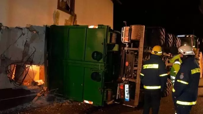 Traktorral csapódott a házfalnak