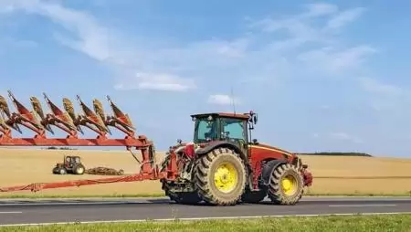 Vigyázat, gépek az utakon!