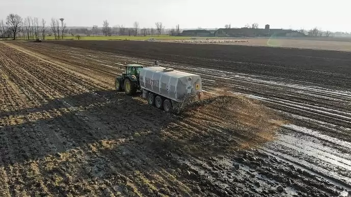 Egy hónappal tovább juttatható ki a trágya a földekre