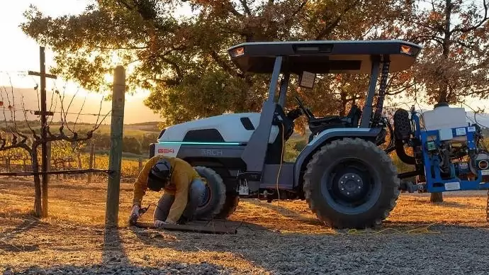 Hamarosan piacra érett lesz a New Holland elektromos, önvezető kistraktora