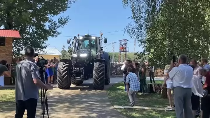 Traktorral érkezett az ifjú pár