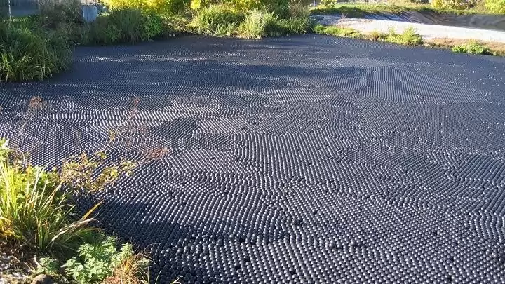 Labdákkal a kipárolgás ellen?