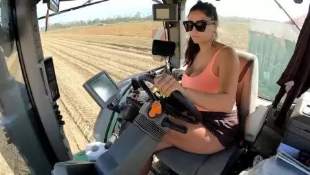 Pink felső és rövidnadrág: akcióban a bombázó traktoros lány a paradicsomföldön