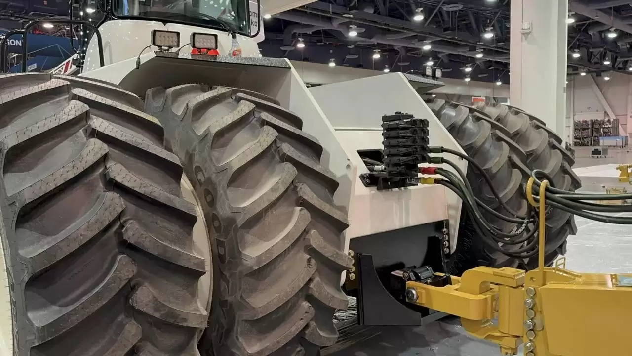 A világ legnagyobb traktora kistestvért kapott, videón a Big Bud 700-as