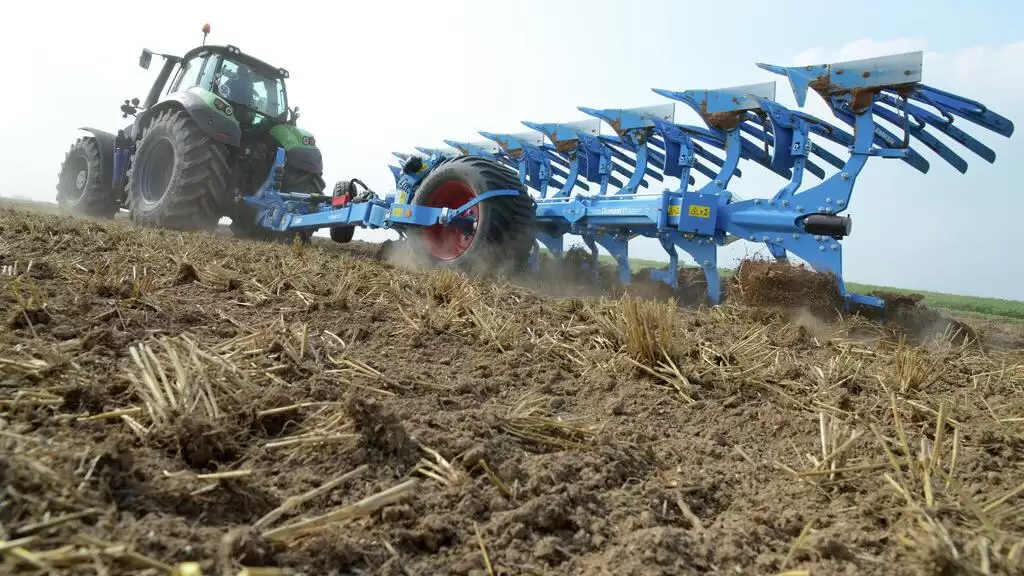 Miért nem jó sárban szántani? Elborzasztó videó a szakszerűtlen művelésről