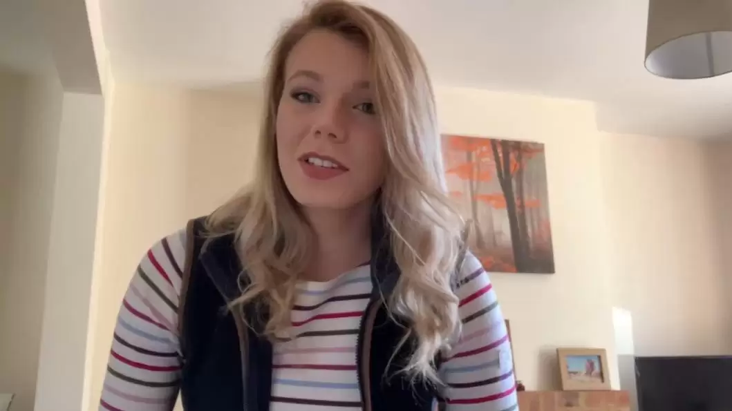 Egyszer bikiniben, máskor bukósisakban: színes életet él a formás traktorhúzó lány 