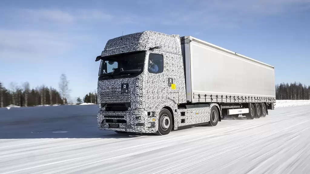 A Mercedes elektromos csodakamionjait a fagyos Finnországban tesztelték, meglepődtek az eredményen