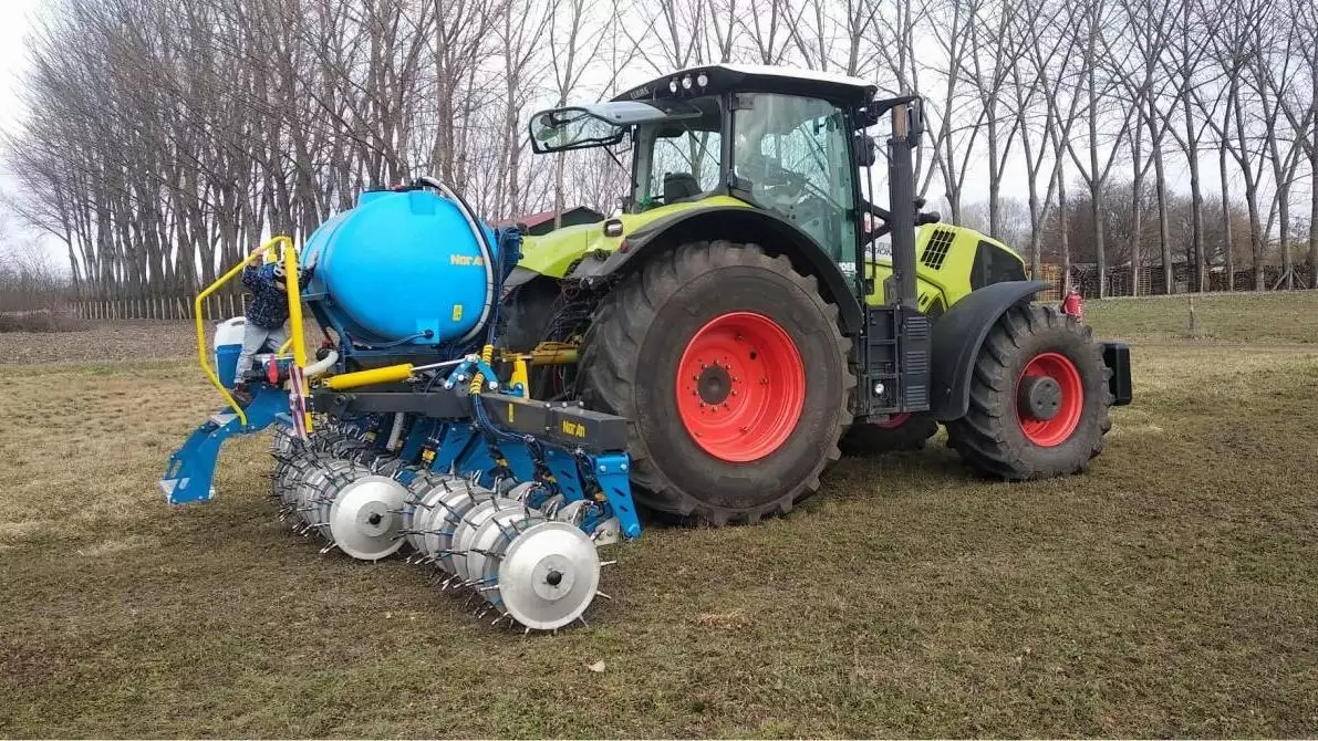 Magyar rajongók leplezték le a legújabb hazai gépet: itt a NorAn különleges folyékonyműtrágya-injektálója