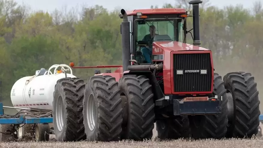Titokzatos számok a traktorgumik oldalfalain – vajon mit jelentenek?