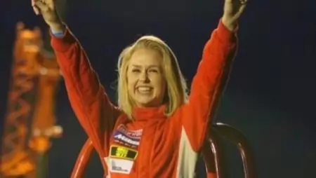 Veszélyes vadállattal játszadozik a bájos szőke holland lány