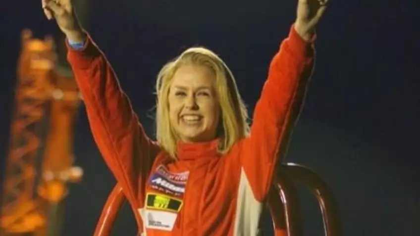 Veszélyes vadállattal játszadozik a bájos szőke holland lány