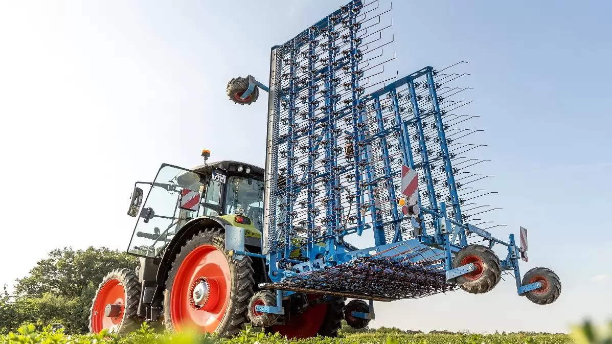 Az új LEMKEN gyomfésű az egyenetlen talajfelszín bajnoka