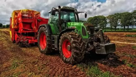 Mélyponton a traktorok