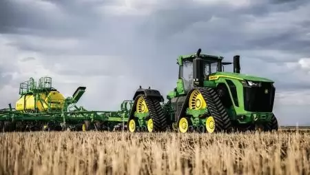 Erős hármas a John Deere-től