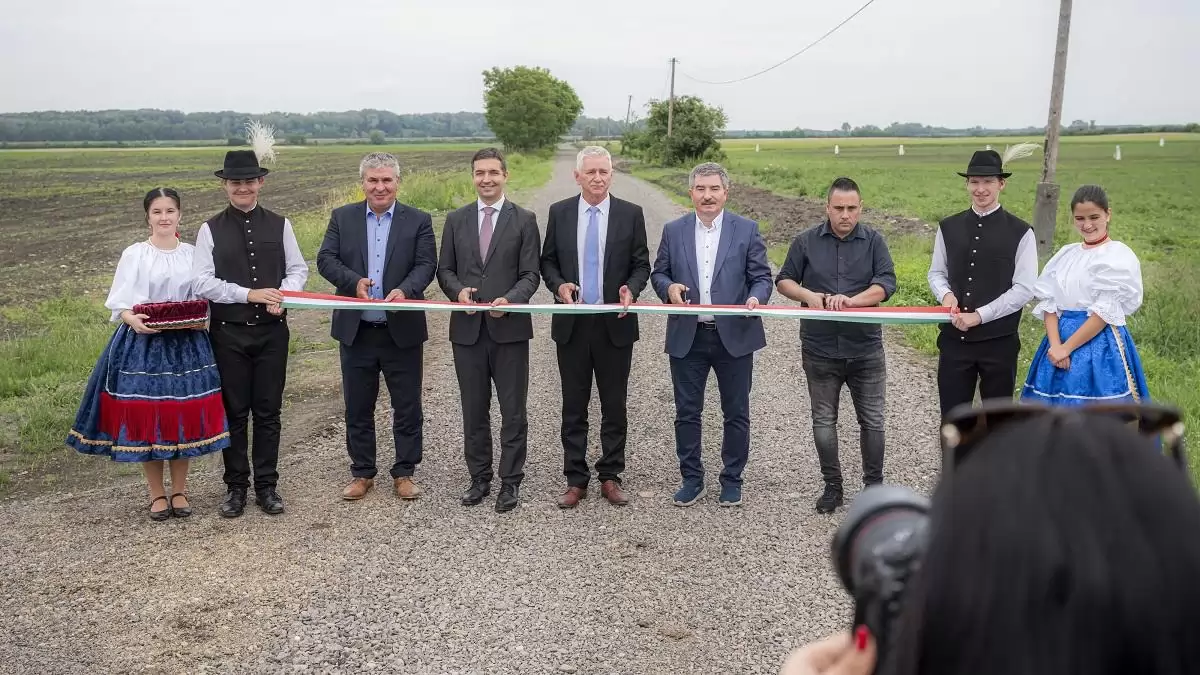 A vidéki kisvárosok és falvak lakóinak életét a külterületi utak felújítása is segíti