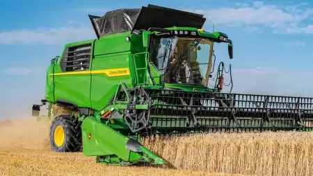 A John Deere bemutatja új T5 és T6 szalmarázó ládás kombájnjait