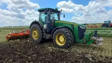 A méret a lényeg – Lassuló második féléves kereslet miatt csökkent 2023-ban az európai traktorregisztráció