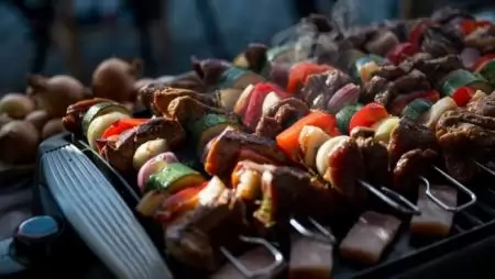 Grillrácson a hús, hal, zöldség, sajt – egyre több az előkészített termék a boltokban