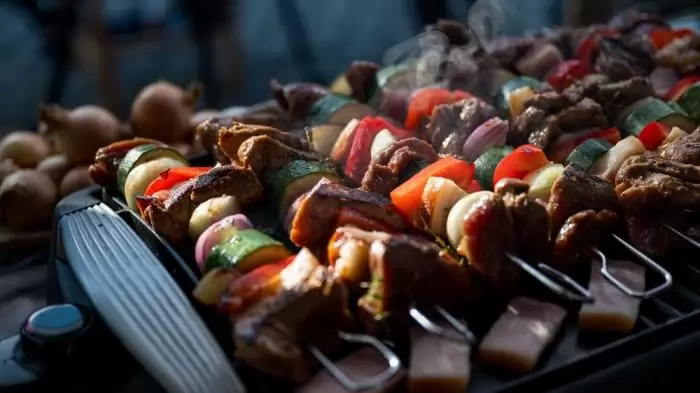 Grillrácson a hús, hal, zöldség, sajt – egyre több az előkészített termék a boltokban