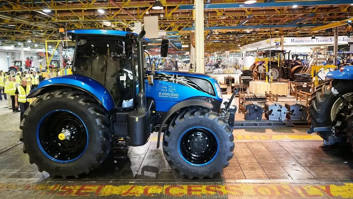 A New Holland a Basildonban legyártott kétmilliomodik traktorral új mérföldkövet ünnepel a gyár fennállásának 60. évében 