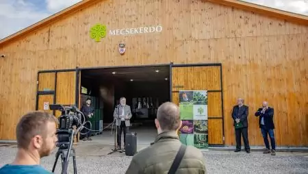 Átadták Magyarország első hűtött erdészeti magtárolóját
