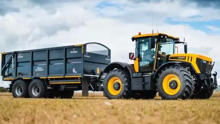 Traktorfülkék versenye a kutya szemszögéből