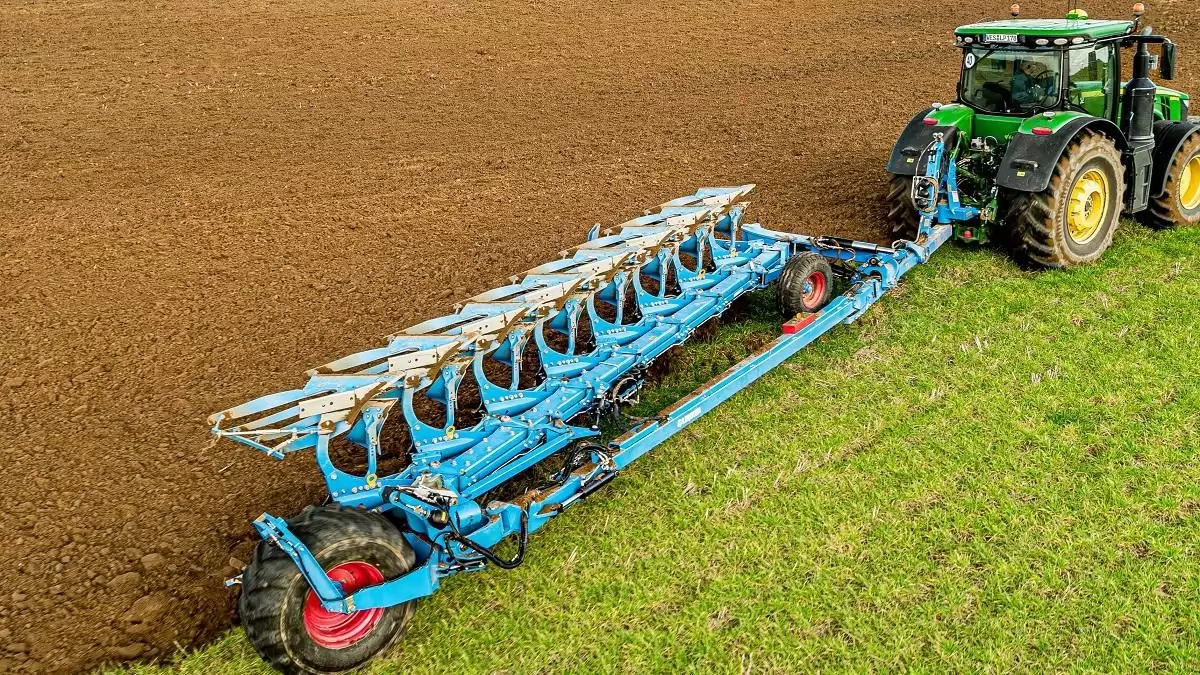 LEMKEN Diamant 18 − féligfüggesztett váltvaforgató eke profiknak tervezve