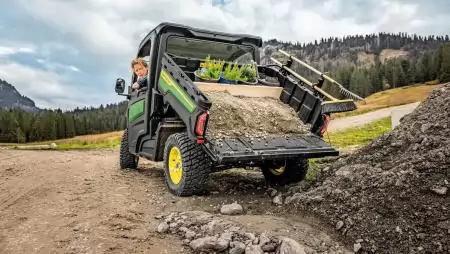 Fokozott kényelem, sokoldalúság és megbízhatóság az európai piacon A John Deere bemutatja az új Gator™ XUV 875M haszonjárművet
