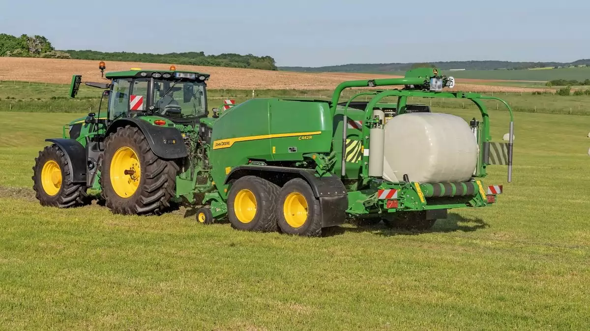 Fokozott teljesítmény, intelligens kapcsolat -  A John Deere bemutatja a körbálázók következő generációját