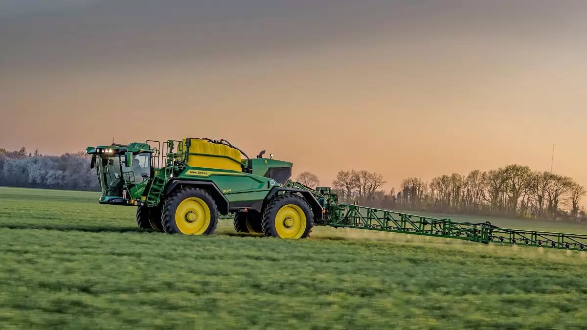 Kivételes kényelem, intuitív irányítás, intelligens permetezés -  a John Deere 500R önjáró permetezőgép