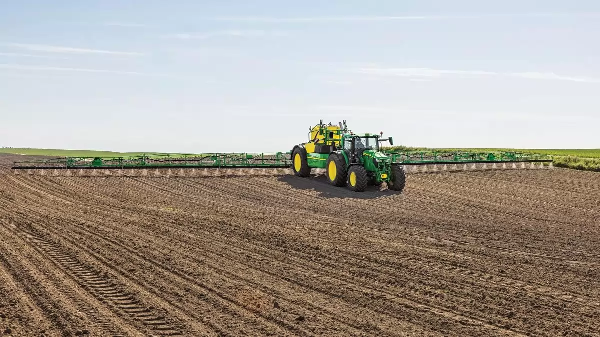 Intelligens technológia, elsőosztályú precizitással – John Deere R900-as permetezőcsalád 