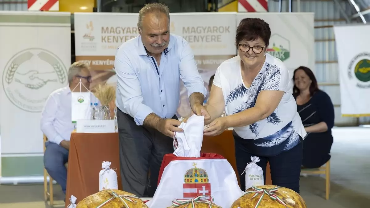 Köszönettel tartozunk a gazdáknak az életet adó búzáért és a belőle készülő kenyérért