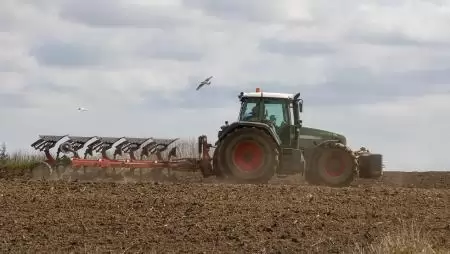 Csaknem 9 ezer hektár földrészletet kínál megvételre az állam a gazdáknak