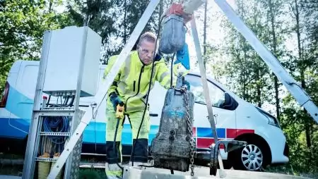 Sokmillió forintos kiadást okoznak a vízműveknek a vécén lehúzott nedves törlőkendők – intelligens szivattyú lehet a megoldás a „zsírszörnyek” elleni harcban