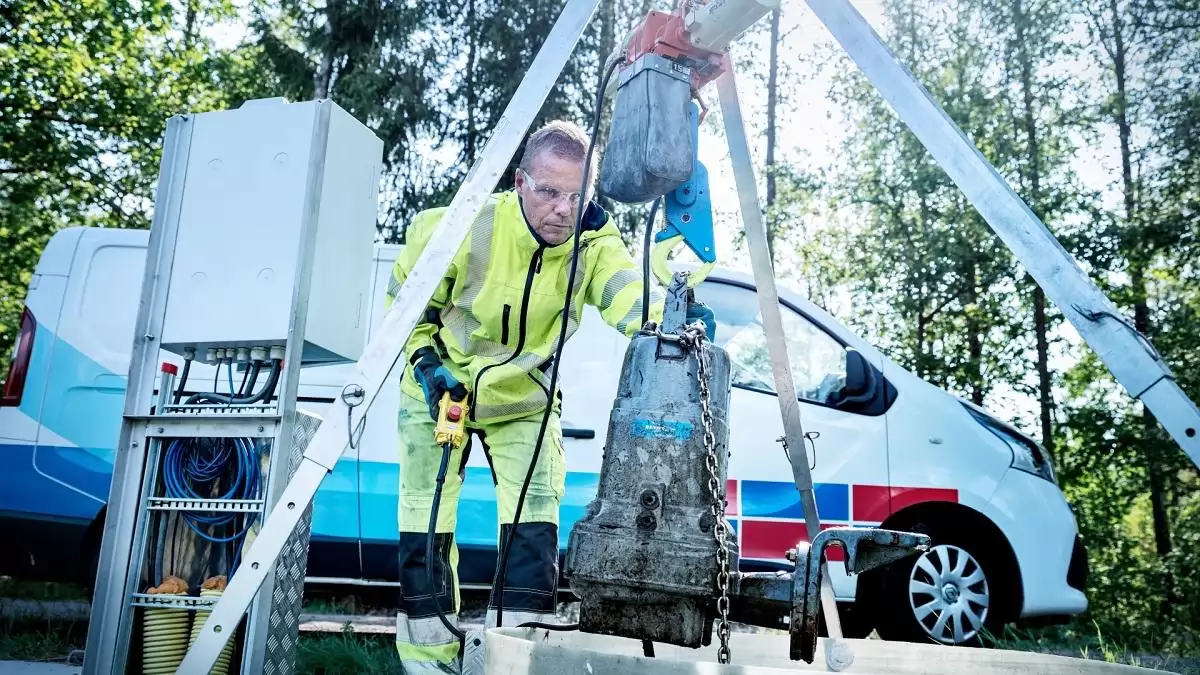 Sokmillió forintos kiadást okoznak a vízműveknek a vécén lehúzott nedves törlőkendők – intelligens szivattyú lehet a megoldás a „zsírszörnyek” elleni harcban