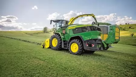 Új F8 és F9 önjáró szecskázógépek a John Deere kínálatában