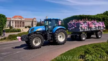 Traktordübörgés és 10 000 lóerő – búcsúztak a Balásházy végzősei