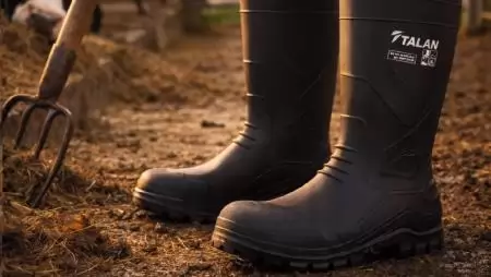 Biztonság a telepen – A megfelelő gumicsizma szerepe az állattenyésztésben 