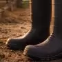 Biztonság a telepen – A megfelelő gumicsizma szerepe az állattenyésztésben 