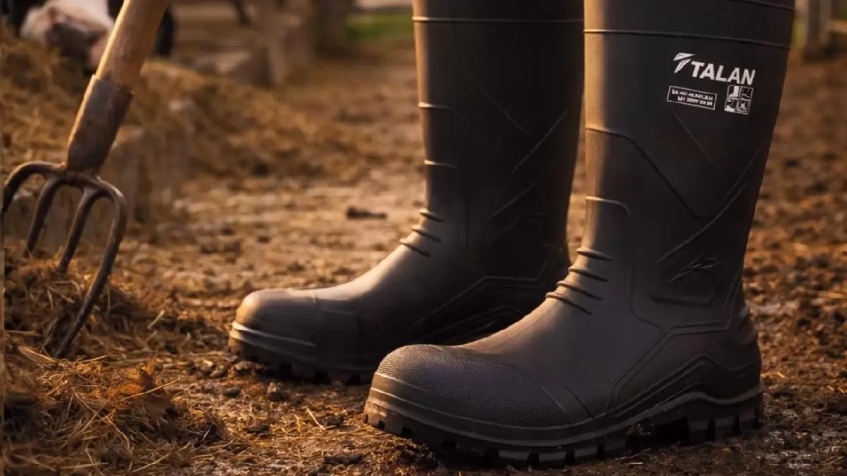 Biztonság a telepen – A megfelelő gumicsizma szerepe az állattenyésztésben 