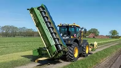 Újdonság: A KRONE EasyCut R 360 már keresztirányú adagolócsigával is kapható