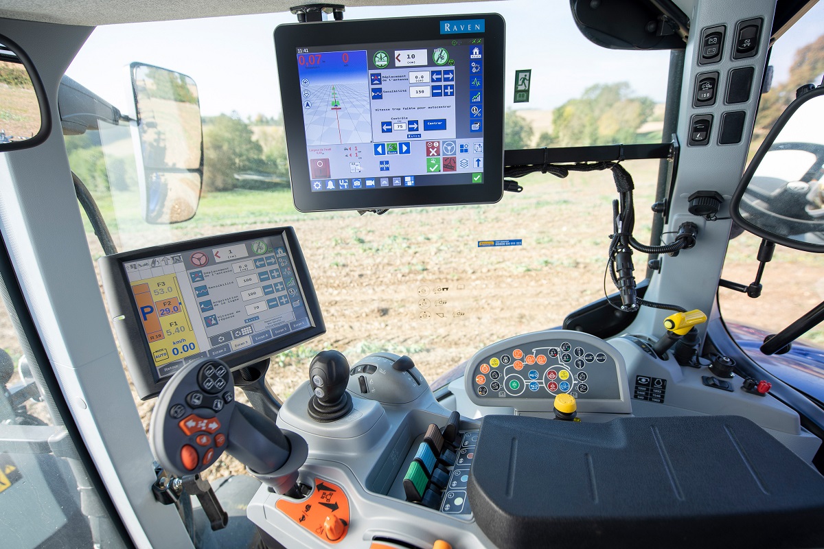 P&aacute;rizsban par&aacute;d&eacute;zott a New Holland, tengernyi &uacute;jdons&aacute;ggal jelentkezett a SIMA ki&aacute;ll&iacute;t&aacute;son
