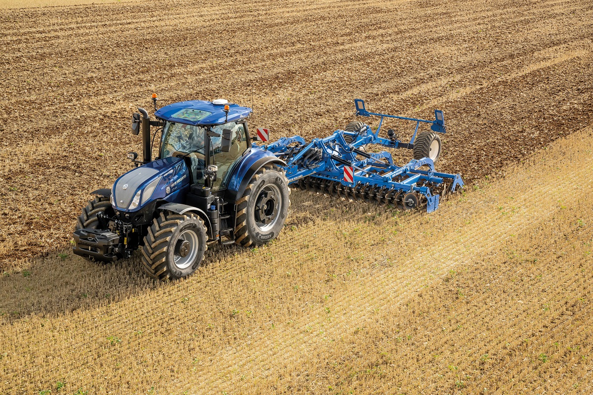 P&aacute;rizsban par&aacute;d&eacute;zott a New Holland, tengernyi &uacute;jdons&aacute;ggal jelentkezett a SIMA ki&aacute;ll&iacute;t&aacute;son